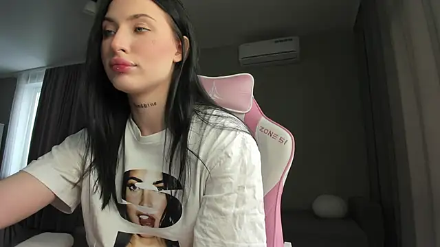 JenniferQueen11 online show from 4, 3, 2025