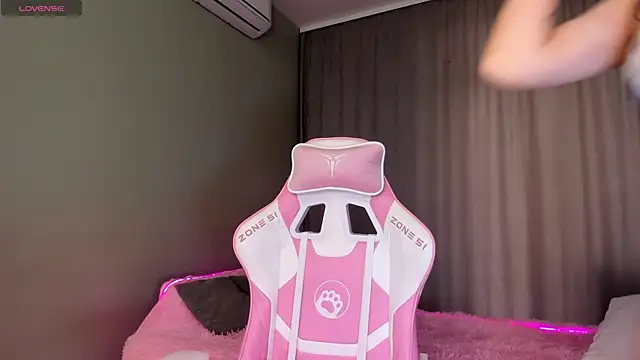 JenniferQueen11 online show from 2, 10, 2025