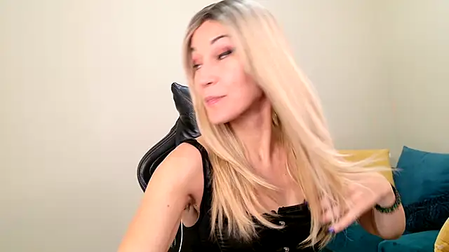 Snapshot of EveEnigma chatting on 17, 1, 2025 EveEnigma online show from 17, 1, 2025