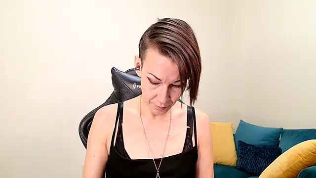 Snapshot of EveEnigma chatting on 4, 2, 2025 EveEnigma online show from 4, 2, 2025