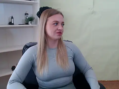 Snapshot of CrazyGloria chatting on 5, 3, 2025 CrazyGloria online show from 5, 3, 2025