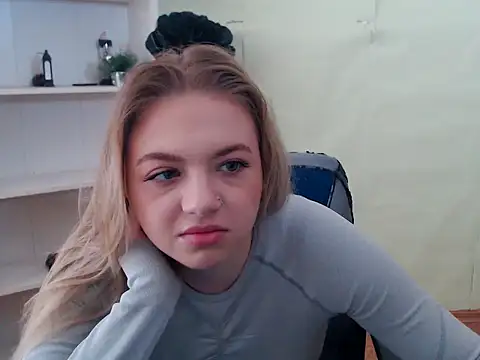 Snapshot of CrazyGloria chatting on 6, 3, 2025 CrazyGloria online show from 6, 3, 2025