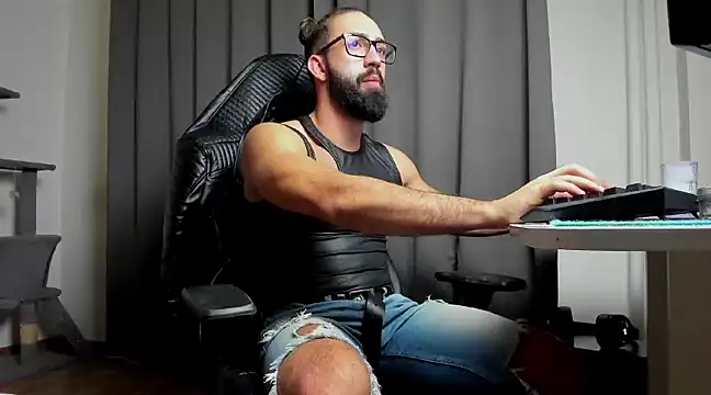 Snapshot of liamaesthetic chatting on 2, 3, 2025 liamaesthetic online show from 2, 3, 2025