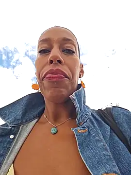 Snapshot of Goldenlace chatting on 10, 9, 2025 Goldenlace online show from 10, 9, 2025