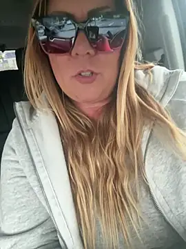 Snapshot of JESS_LOVES chatting on 1, 2, 2025 JESS LOVES online show from 1, 2, 2025
