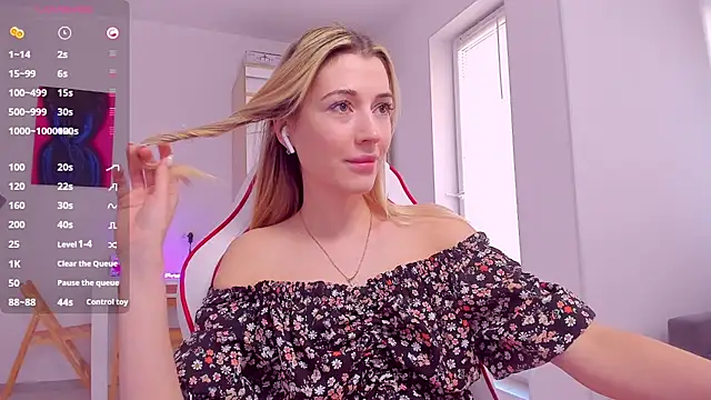 Snapshot of HotCarolineXO chatting on 9, 3, 2025 HotCarolineXO online show from 9, 3, 2025