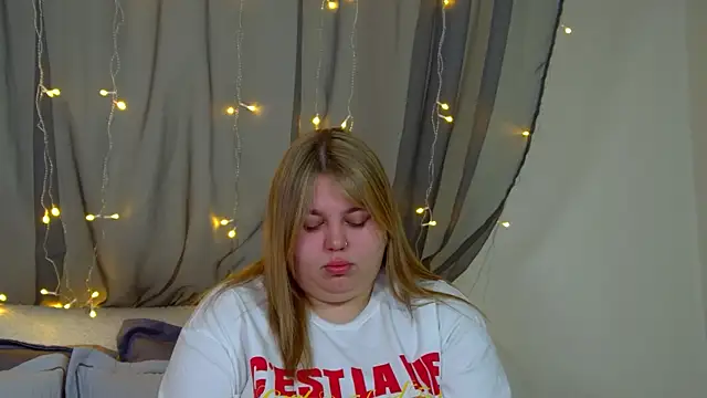 Snapshot of LillianKim chatting on 16, 11, 2025 LillianKim online show from 16, 11, 2025