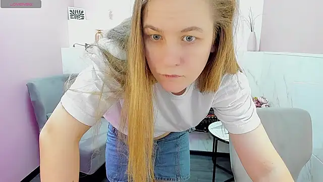 Snapshot of JadeSoft chatting on 2, 2, 2025 JadeSoft online show from 2, 2, 2025