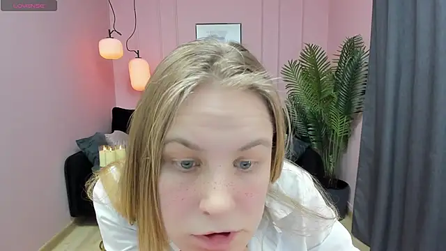 Snapshot of JadeSoft chatting on 5, 2, 2025 JadeSoft online show from 5, 2, 2025