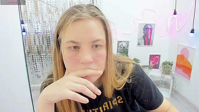 Snapshot of JadeSoft chatting on 21, 2, 2025 JadeSoft online show from 21, 2, 2025