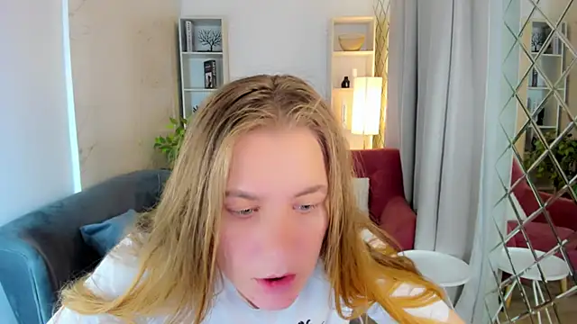Snapshot of JadeSoft chatting on 13, 9, 2025 JadeSoft online show from 13, 9, 2025