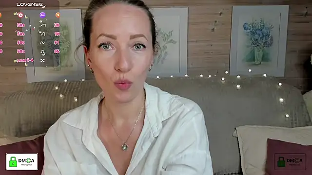 Snapshot of Queenymel chatting on 2, 10, 2025 Queenymel online show from 2, 10, 2025