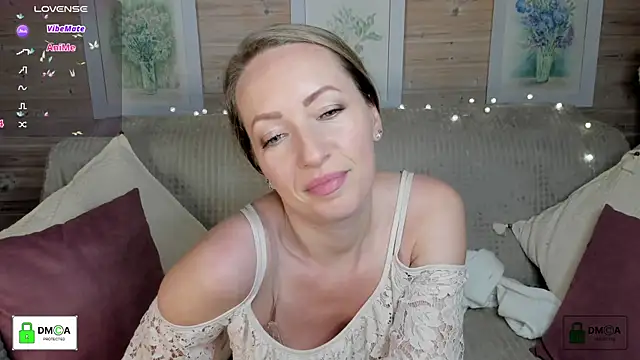 Snapshot of Queenymel chatting on 22, 10, 2025 Queenymel online show from 22, 10, 2025