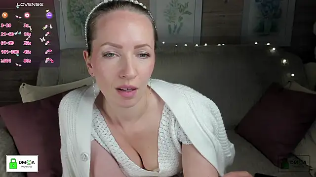 Snapshot of Queenymel chatting on 11, 11, 2025 Queenymel online show from 11, 11, 2025