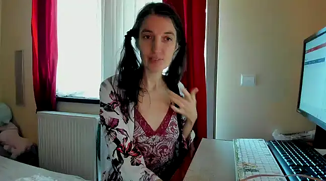 Snapshot of AliceisHome chatting on 5, 1, 2025 AliceisHome online show from 5, 1, 2025