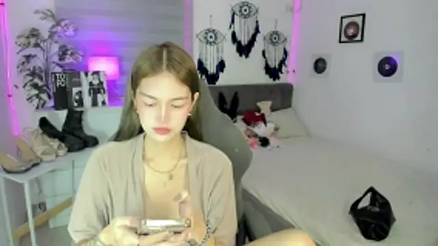 AlexandraMooree online show from 2, 4, 2026