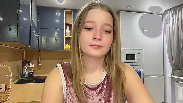 Snapshot of CharmingSarah chatting on 5, 11, 2025 CharmingSarah online show from 5, 11, 2025