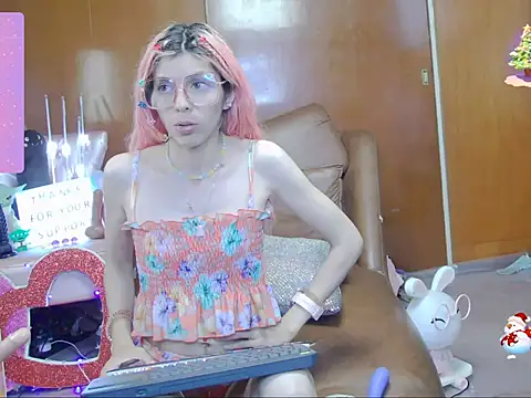 Snapshot of Skinygirl chatting on 18, 10, 2025 Skinygirl online show from 18, 10, 2025