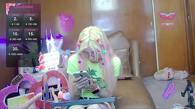 Snapshot of Skinygirl chatting on 12, 11, 2025 Skinygirl online show from 12, 11, 2025