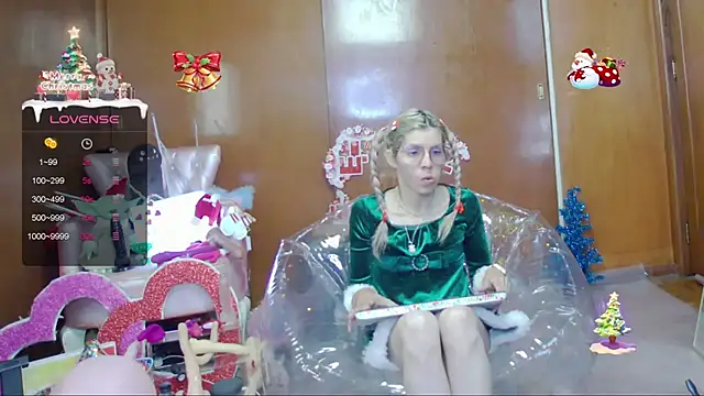 Snapshot of Skinygirl chatting on 13, 12, 2025 Skinygirl online show from 13, 12, 2025