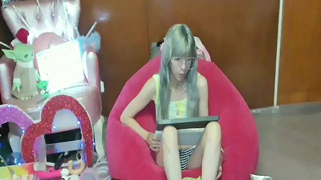 Snapshot of Skinygirl chatting on 4, 5, 2026 Skinygirl online show from 4, 5, 2026