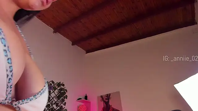 Snapshot of annie_barozzi chatting on 8, 1, 2025 annie barozzi online show from 8, 1, 2025