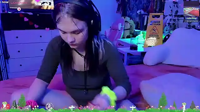 Snapshot of Cutiepiespanks chatting on 5, 3, 2025 Cutiepiespanks online show from 5, 3, 2025