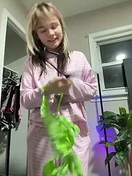 Snapshot of Cutiepiespanks chatting on 2, 2, 2026 Cutiepiespanks online show from 2, 2, 2026