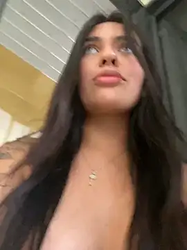 Snapshot of DaphneUwu chatting on 5, 1, 2025 DaphneUwu online show from 5, 1, 2025