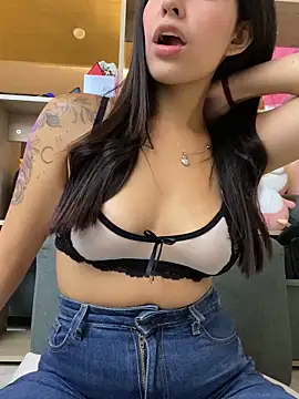 Snapshot of DaphneUwu chatting on 28, 9, 2025 DaphneUwu online show from 28, 9, 2025