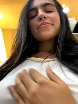 Snapshot of DaphneUwu chatting on 12, 10, 2025 DaphneUwu online show from 12, 10, 2025