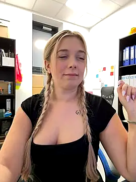 Snapshot of CherryAuroraa chatting on 4, 12, 2024 CherryAuroraa online show from 4, 12, 2024