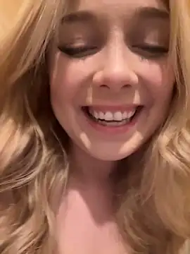 Snapshot of CherryAuroraa chatting on 21, 12, 2024 CherryAuroraa online show from 21, 12, 2024