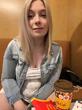 Snapshot of CherryAuroraa chatting on 9, 1, 2025 CherryAuroraa online show from 9, 1, 2025