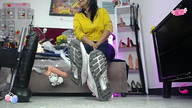 Snapshot of louise_nails chatting on 23, 10, 2025 louise nails online show from 23, 10, 2025