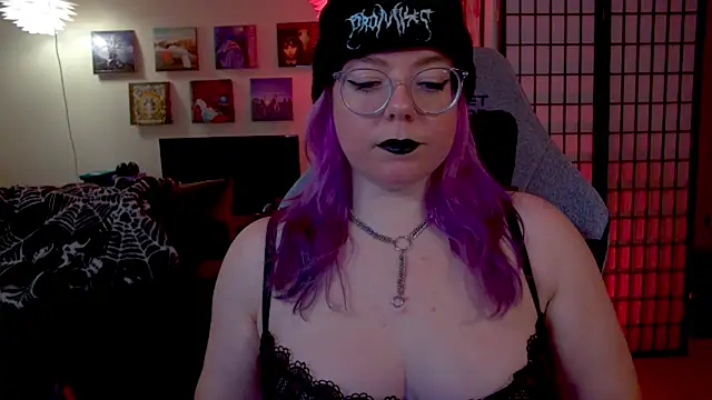 KiraSpitQueen online show from 1, 2, 2026