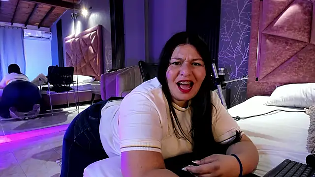 Snapshot of Amanda-Cruz chatting on 10, 9, 2025 Amanda-Cruz online show from 10, 9, 2025
