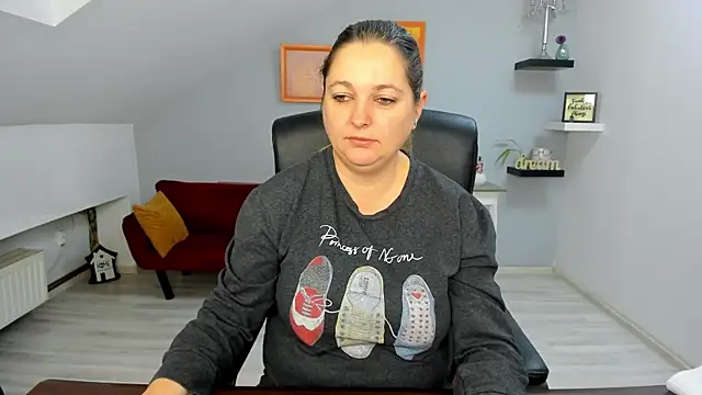 LollaGirl online show from 17, 12, 2025