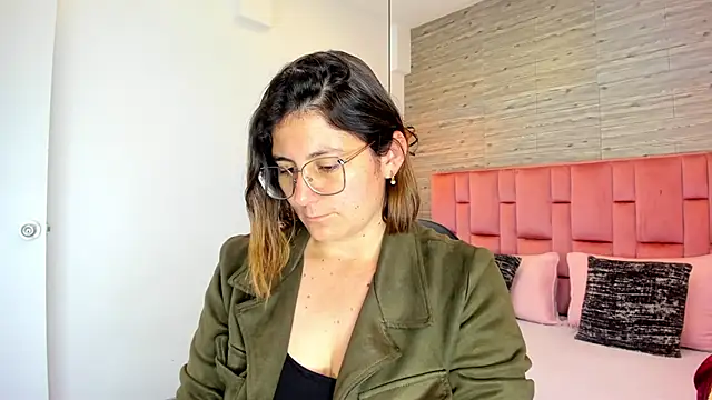 Snapshot of SarahDeyvis chatting on 9, 9, 2025 SarahDeyvis online show from 9, 9, 2025