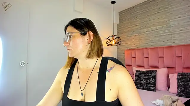 Snapshot of SarahDeyvis chatting on 11, 9, 2025 SarahDeyvis online show from 11, 9, 2025