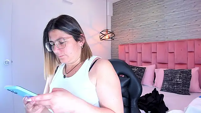 Snapshot of SarahDeyvis chatting on 13, 9, 2025 SarahDeyvis online show from 13, 9, 2025