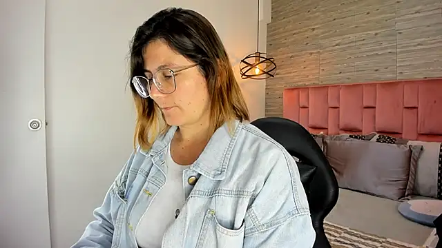 Snapshot of SarahDeyvis chatting on 24, 10, 2025 SarahDeyvis online show from 24, 10, 2025