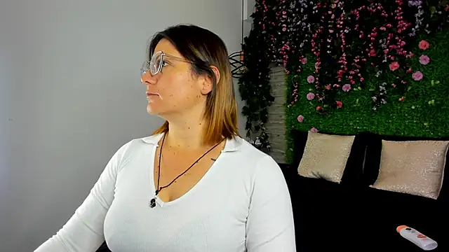 Snapshot of SarahDeyvis chatting on 7, 11, 2025 SarahDeyvis online show from 7, 11, 2025