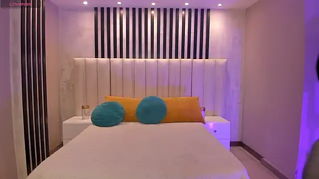 EveBensonX online show from 10, 4, 2026