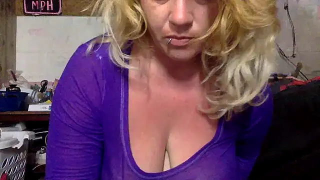 Snapshot of TrashleyRosebud chatting on 3, 6, 2026 TrashleyRosebud online show from 3, 6, 2026