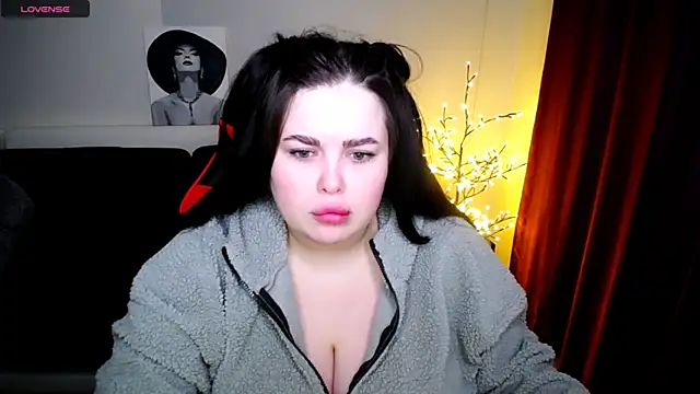 Snapshot of Emily_Mo chatting on 1, 2, 2025 Emily Mo online show from 1, 2, 2025