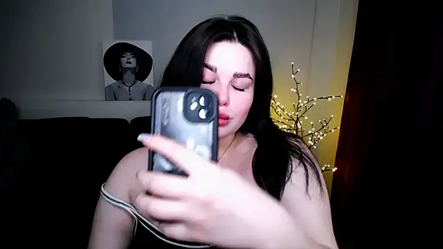 Snapshot of Emily_Mo chatting on 5, 2, 2025 Emily Mo online show from 5, 2, 2025