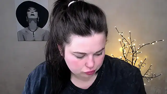 Snapshot of Emily_Mo chatting on 9, 9, 2025 Emily Mo online show from 9, 9, 2025