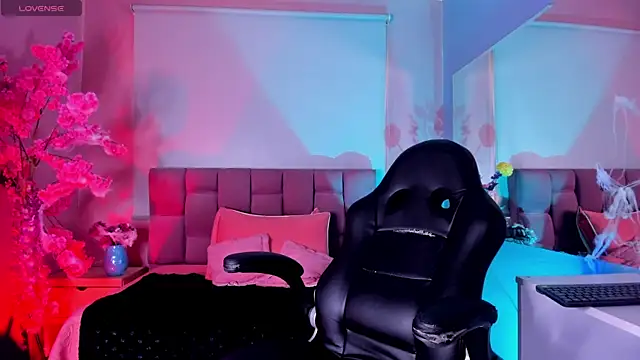 mia thompsonn  online show from 31, 10, 2025