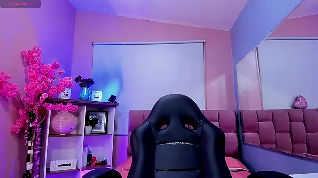 mia thompsonn  online show from 28, 11, 2025